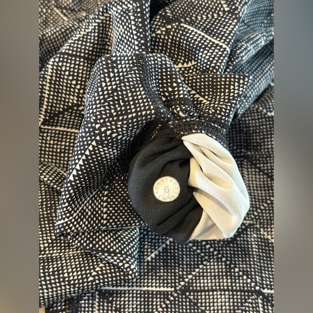 Lululemon Yoga Leggings - Unique Black & White Pattern Women’s Size 6 - Picture 3 of 4